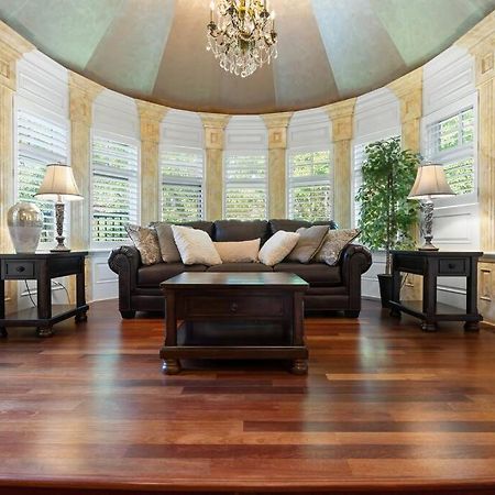 French Chateau W/Swim Spa & Theatre: 11,700 Sqft YYC Eksteriør billede
