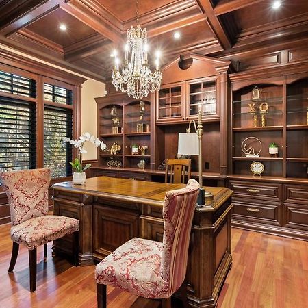 French Chateau W/Swim Spa & Theatre: 11,700 Sqft YYC Eksteriør billede