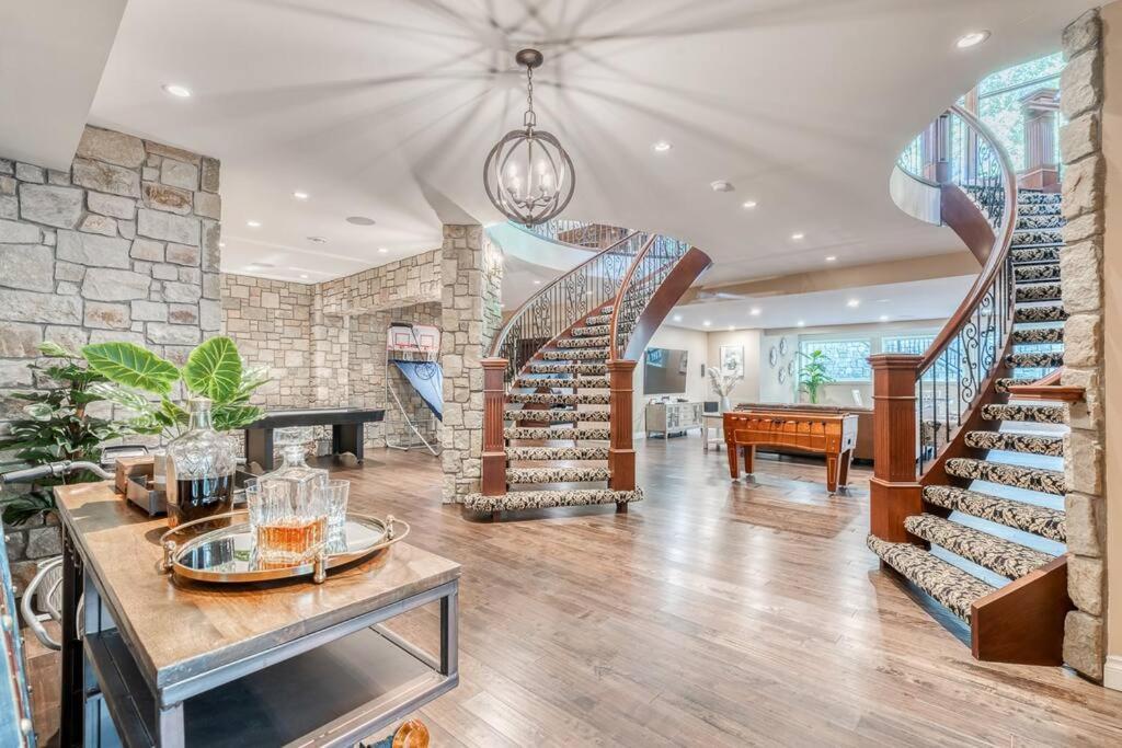 French Chateau W/Swim Spa & Theatre: 11,700 Sqft YYC Eksteriør billede