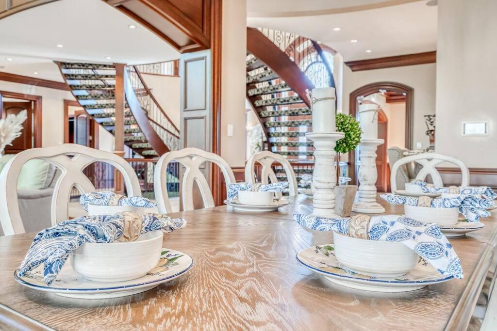 French Chateau W/Swim Spa & Theatre: 11,700 Sqft YYC Eksteriør billede