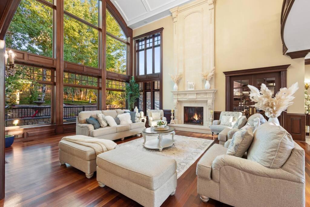 French Chateau W/Swim Spa & Theatre: 11,700 Sqft YYC Eksteriør billede