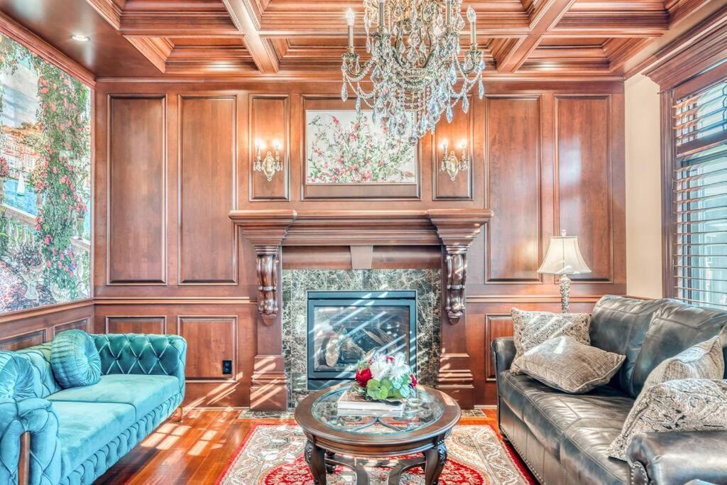 French Chateau W/Swim Spa & Theatre: 11,700 Sqft YYC Eksteriør billede