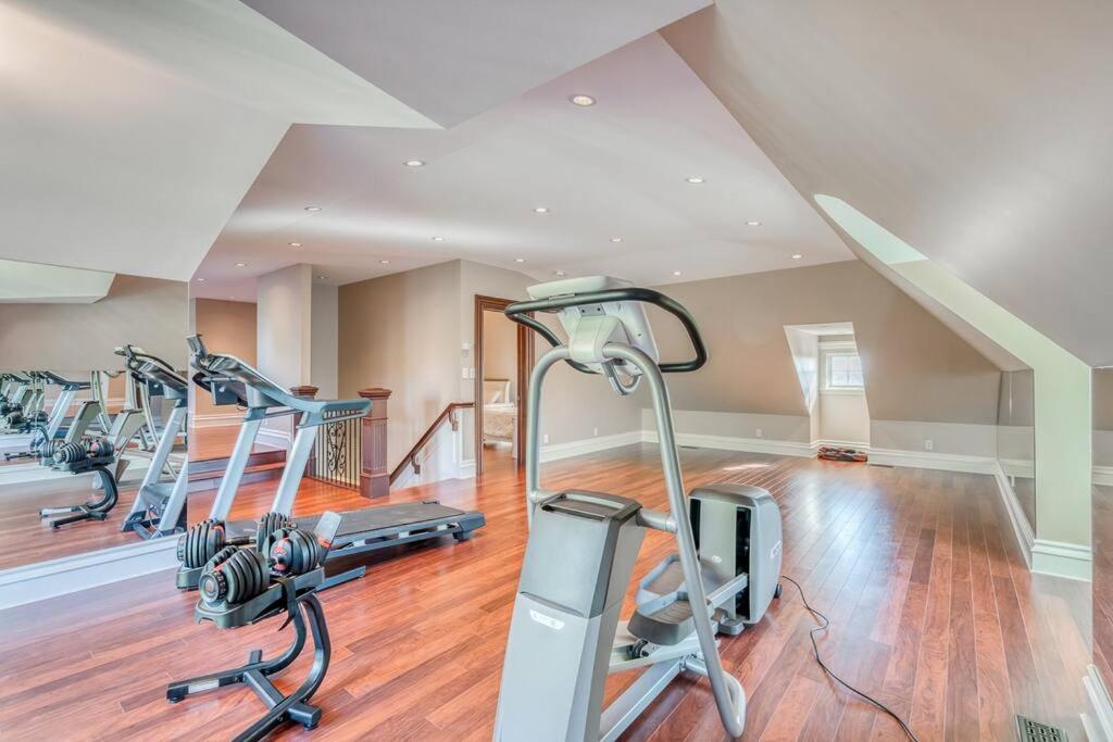 French Chateau W/Swim Spa & Theatre: 11,700 Sqft YYC Eksteriør billede