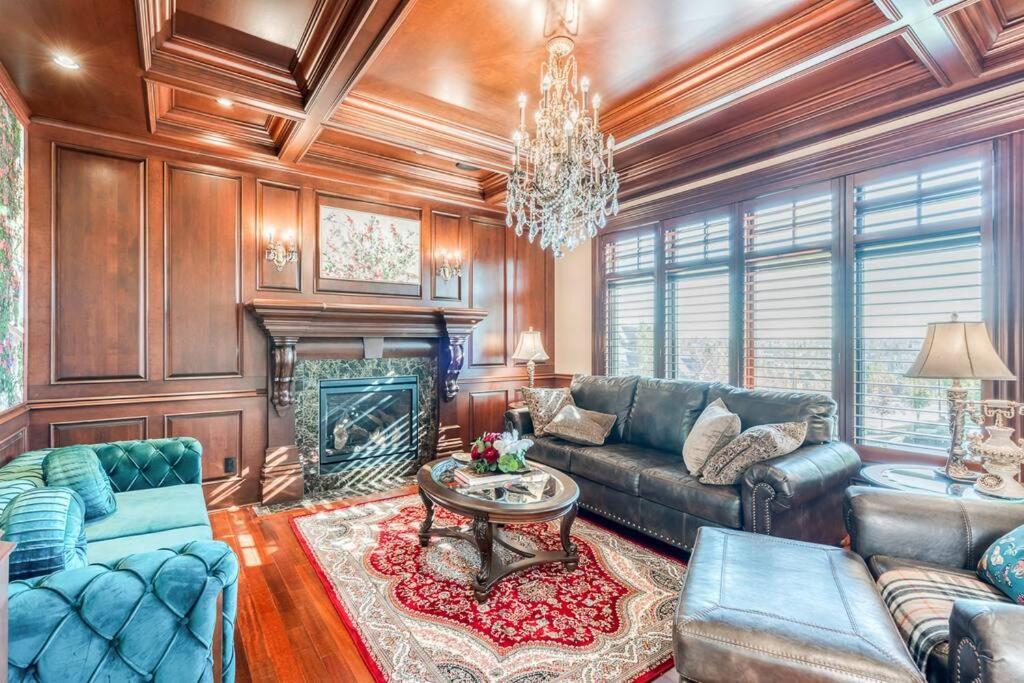 French Chateau W/Swim Spa & Theatre: 11,700 Sqft YYC Eksteriør billede