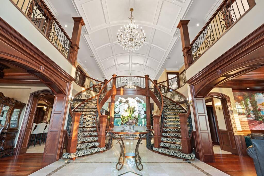 French Chateau W/Swim Spa & Theatre: 11,700 Sqft YYC Eksteriør billede