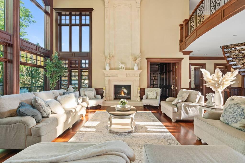 French Chateau W/Swim Spa & Theatre: 11,700 Sqft YYC Eksteriør billede
