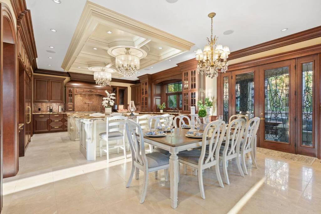 French Chateau W/Swim Spa & Theatre: 11,700 Sqft YYC Eksteriør billede