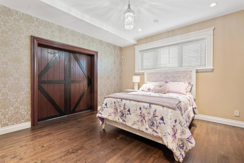 French Chateau W/Swim Spa & Theatre: 11,700 Sqft YYC Eksteriør billede