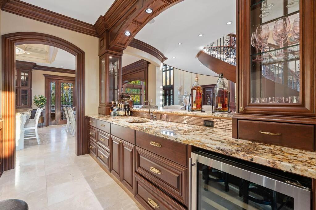 French Chateau W/Swim Spa & Theatre: 11,700 Sqft YYC Eksteriør billede