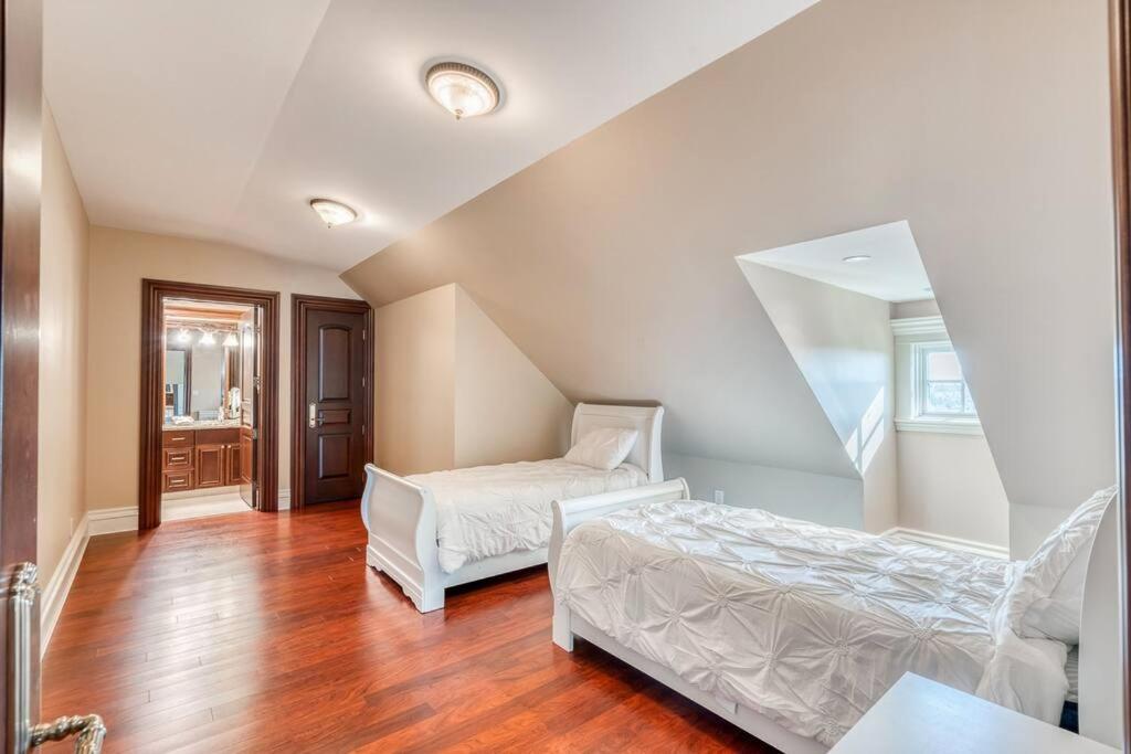 French Chateau W/Swim Spa & Theatre: 11,700 Sqft YYC Eksteriør billede