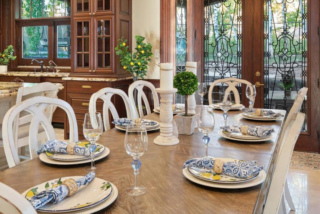 French Chateau W/Swim Spa & Theatre: 11,700 Sqft YYC Eksteriør billede