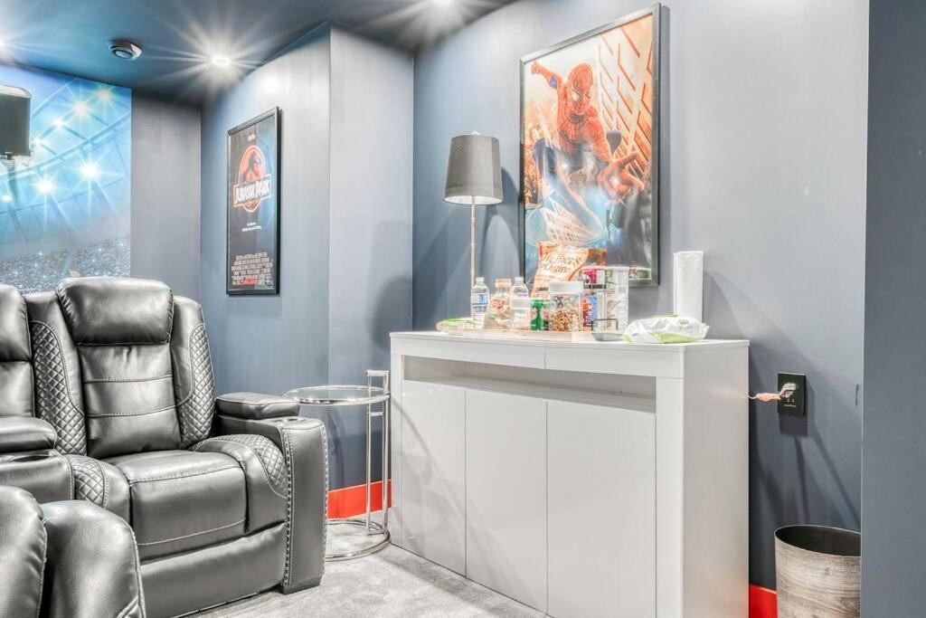 French Chateau W/Swim Spa & Theatre: 11,700 Sqft YYC Eksteriør billede