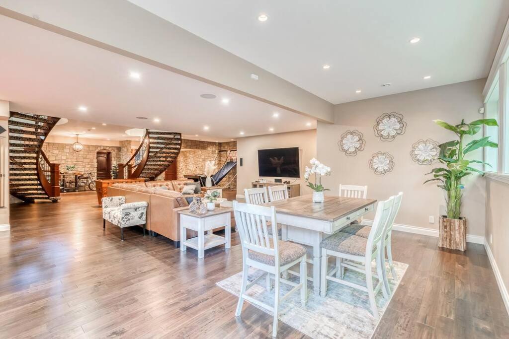 French Chateau W/Swim Spa & Theatre: 11,700 Sqft YYC Eksteriør billede