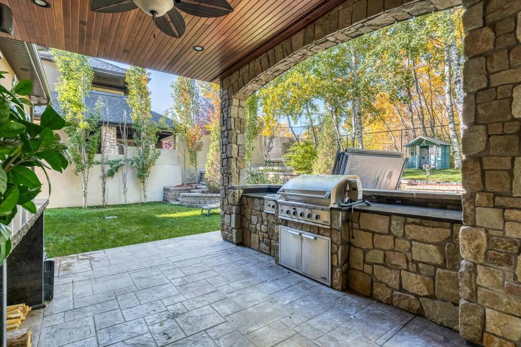 French Chateau W/Swim Spa & Theatre: 11,700 Sqft YYC Eksteriør billede
