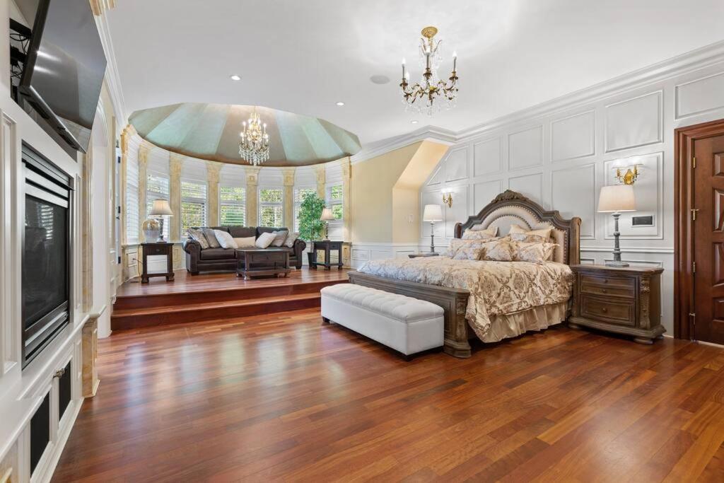 French Chateau W/Swim Spa & Theatre: 11,700 Sqft YYC Eksteriør billede