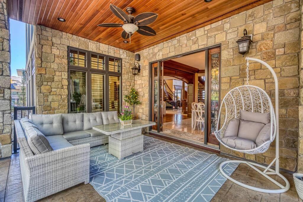 French Chateau W/Swim Spa & Theatre: 11,700 Sqft YYC Eksteriør billede