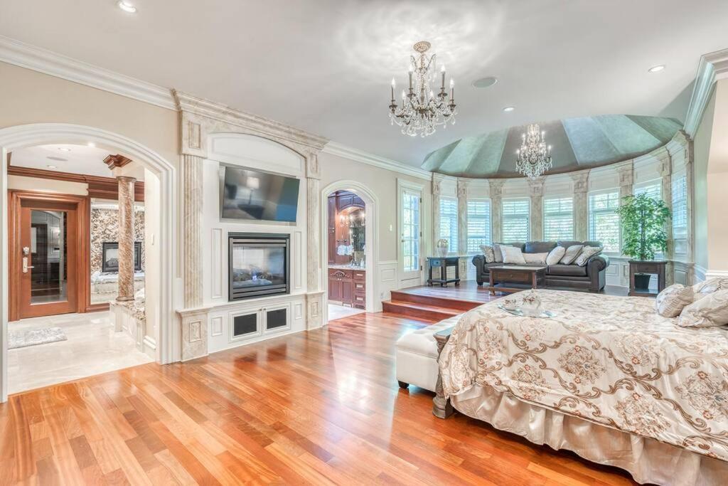 French Chateau W/Swim Spa & Theatre: 11,700 Sqft YYC Eksteriør billede