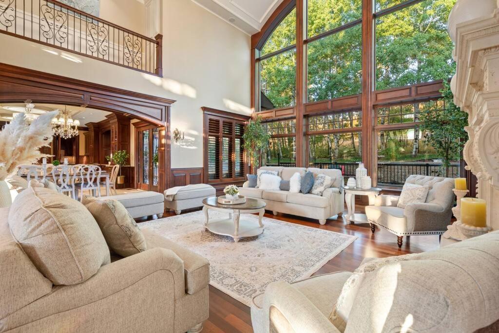 French Chateau W/Swim Spa & Theatre: 11,700 Sqft YYC Eksteriør billede