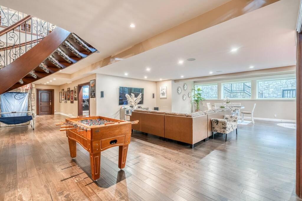 French Chateau W/Swim Spa & Theatre: 11,700 Sqft YYC Eksteriør billede
