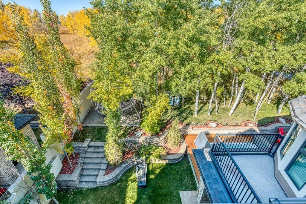 French Chateau W/Swim Spa & Theatre: 11,700 Sqft YYC Eksteriør billede