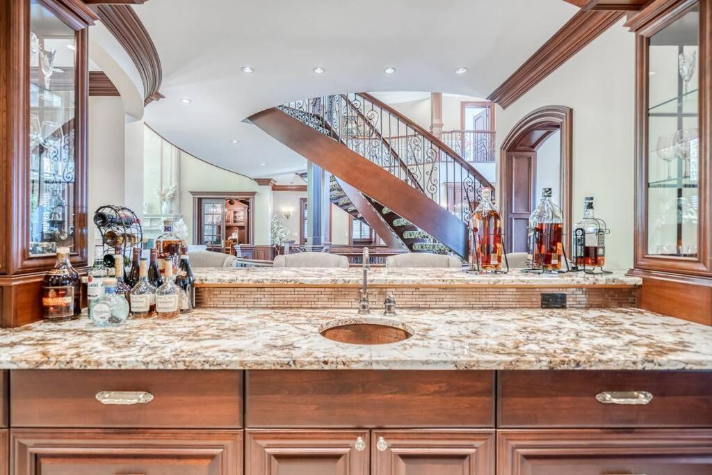 French Chateau W/Swim Spa & Theatre: 11,700 Sqft YYC Eksteriør billede
