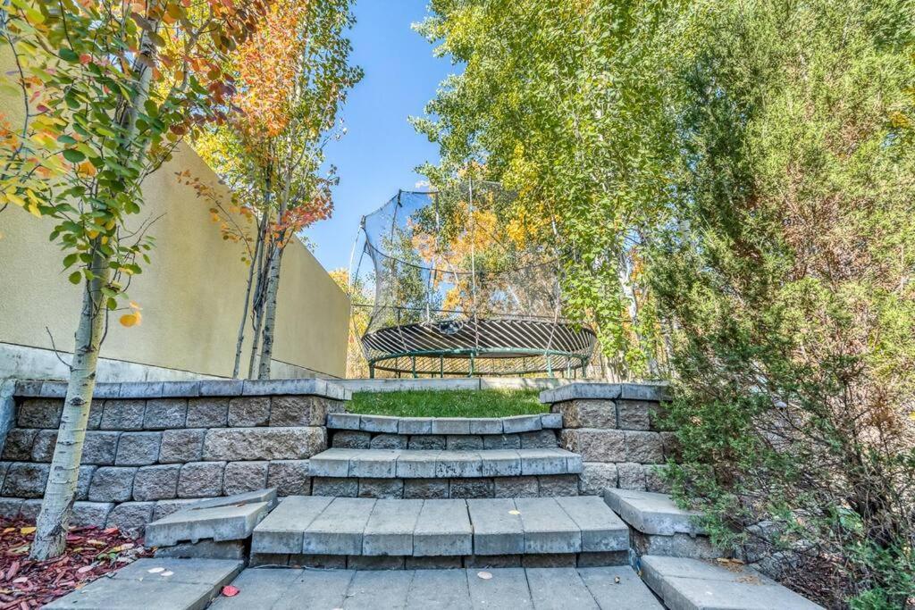 French Chateau W/Swim Spa & Theatre: 11,700 Sqft YYC Eksteriør billede