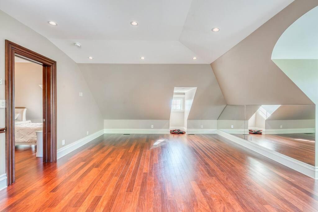 French Chateau W/Swim Spa & Theatre: 11,700 Sqft YYC Eksteriør billede