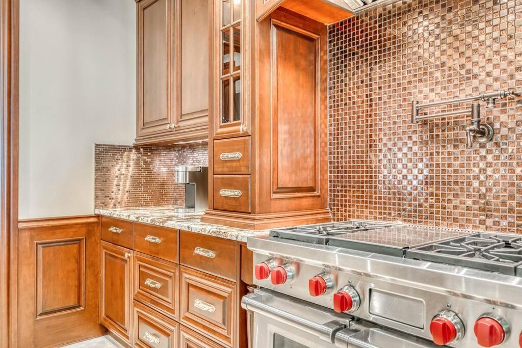 French Chateau W/Swim Spa & Theatre: 11,700 Sqft YYC Eksteriør billede