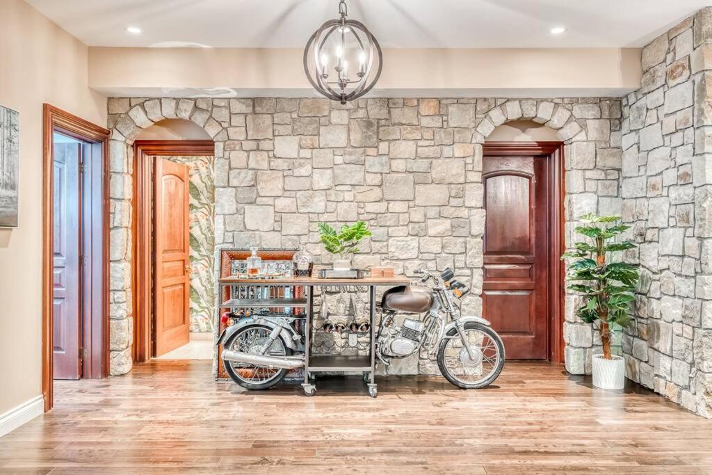 French Chateau W/Swim Spa & Theatre: 11,700 Sqft YYC Eksteriør billede