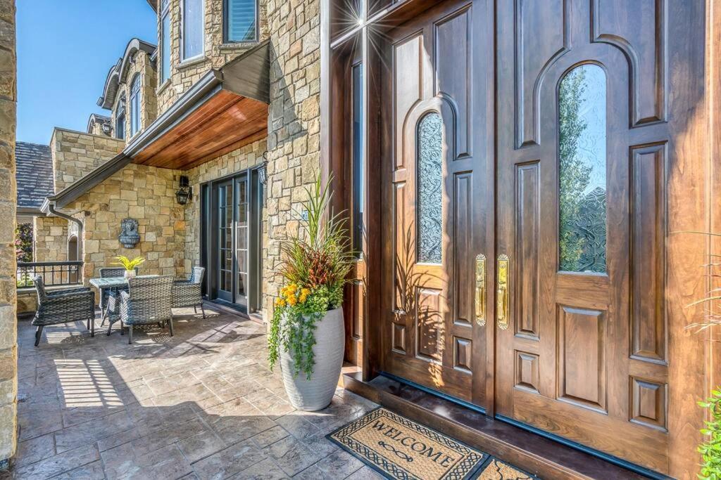 French Chateau W/Swim Spa & Theatre: 11,700 Sqft YYC Eksteriør billede