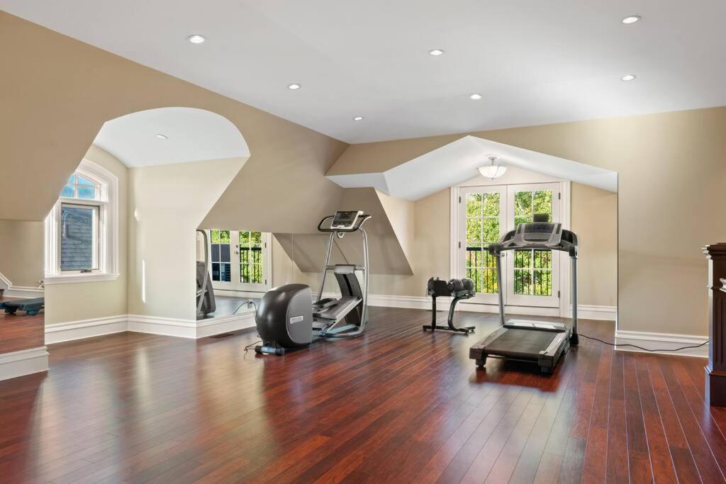 French Chateau W/Swim Spa & Theatre: 11,700 Sqft YYC Eksteriør billede