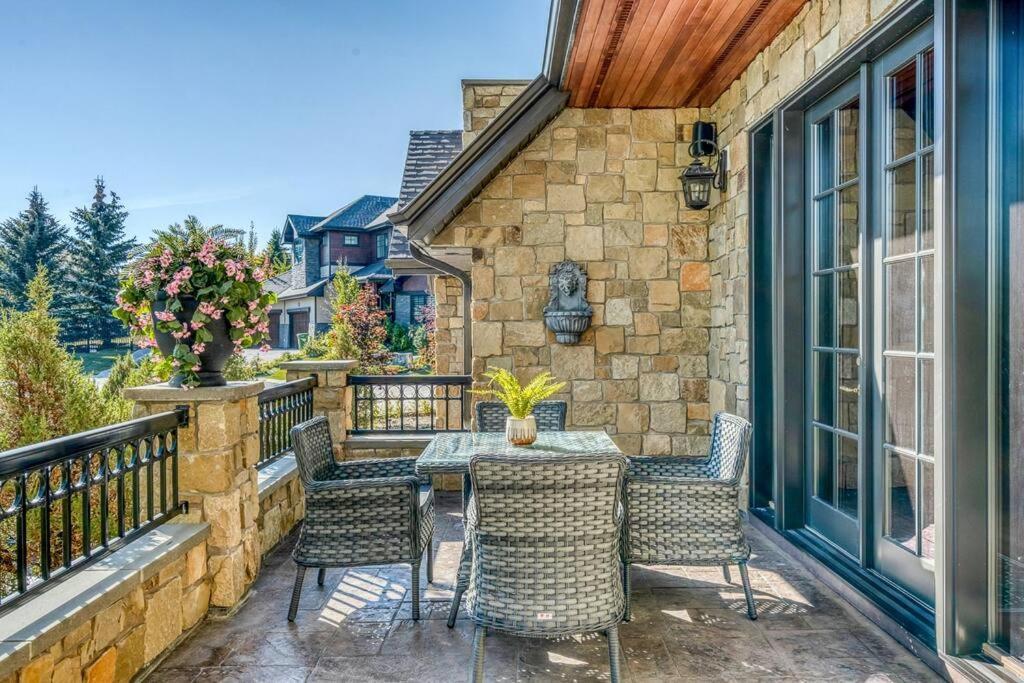 French Chateau W/Swim Spa & Theatre: 11,700 Sqft YYC Eksteriør billede