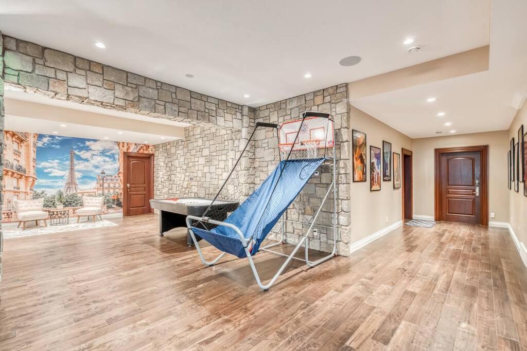 French Chateau W/Swim Spa & Theatre: 11,700 Sqft YYC Eksteriør billede