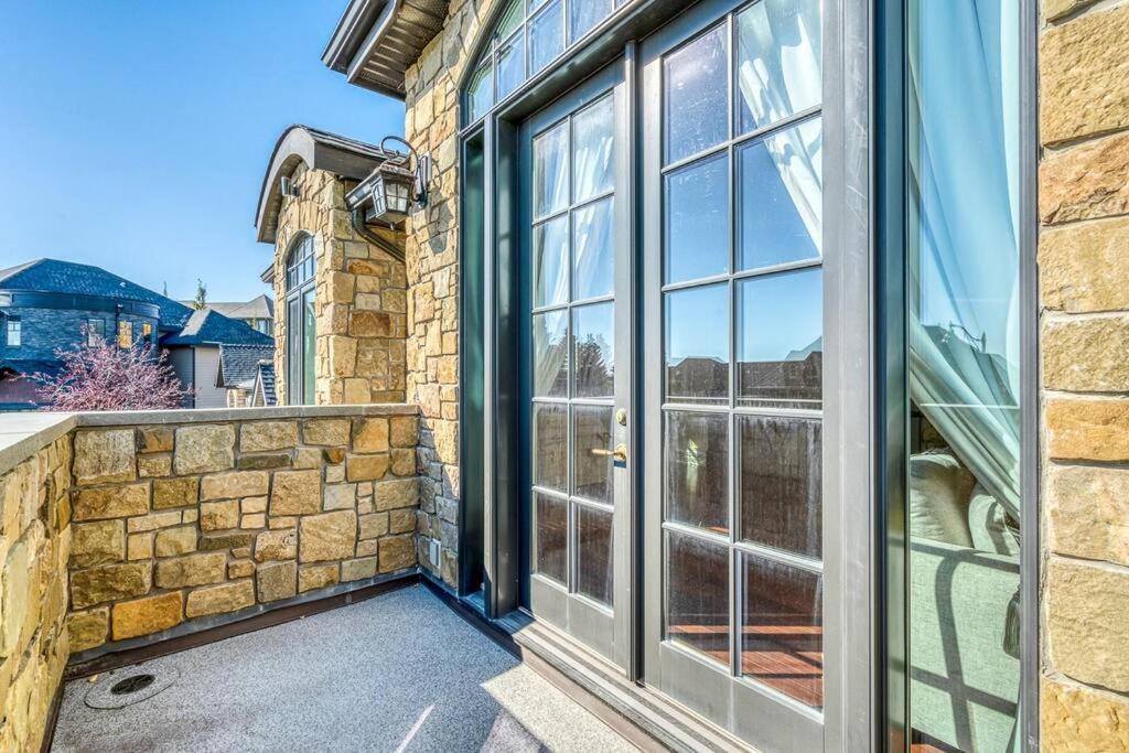 French Chateau W/Swim Spa & Theatre: 11,700 Sqft YYC Eksteriør billede