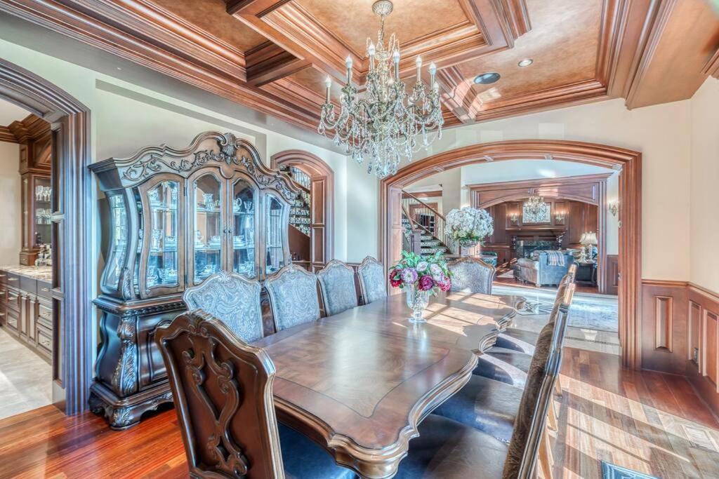 French Chateau W/Swim Spa & Theatre: 11,700 Sqft YYC Eksteriør billede