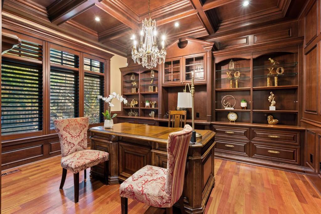 French Chateau W/Swim Spa & Theatre: 11,700 Sqft YYC Eksteriør billede