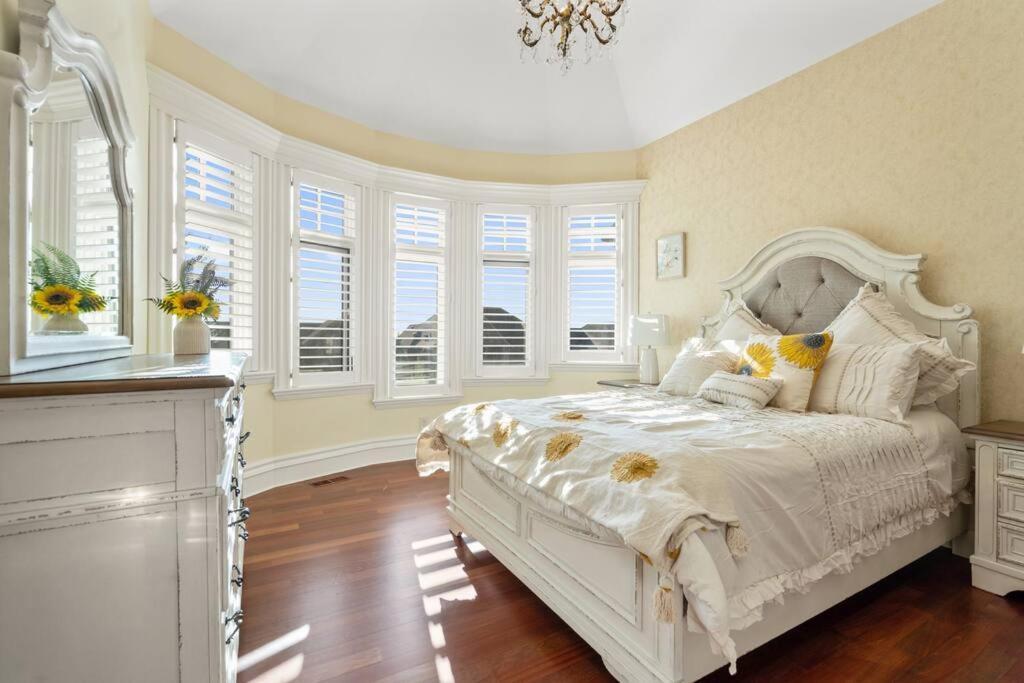 French Chateau W/Swim Spa & Theatre: 11,700 Sqft YYC Eksteriør billede