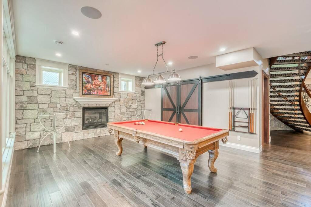 French Chateau W/Swim Spa & Theatre: 11,700 Sqft YYC Eksteriør billede