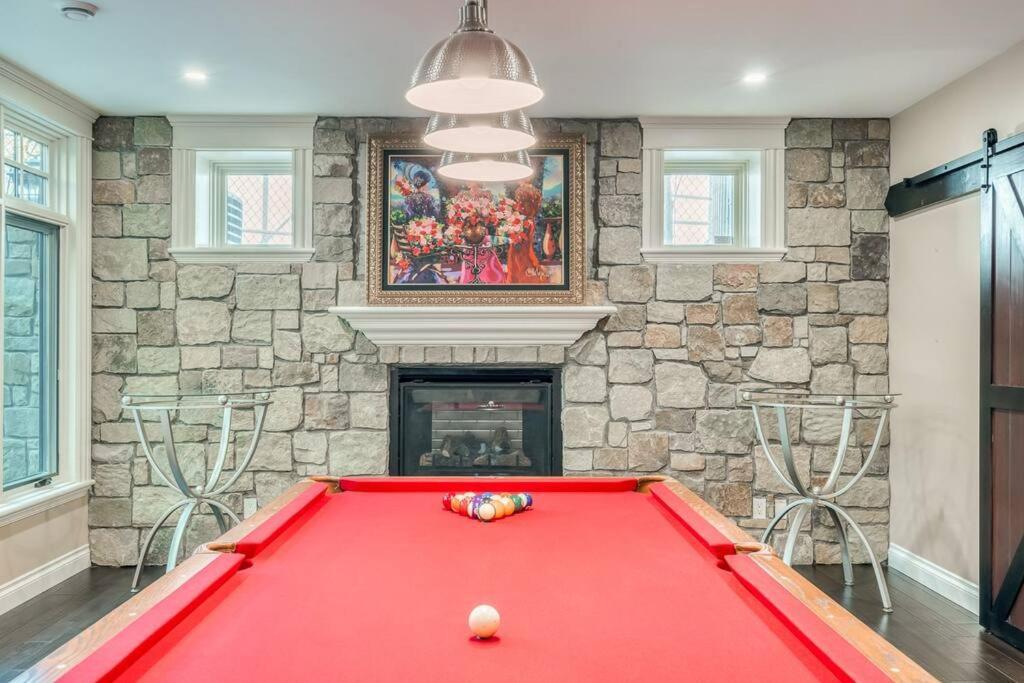 French Chateau W/Swim Spa & Theatre: 11,700 Sqft YYC Eksteriør billede