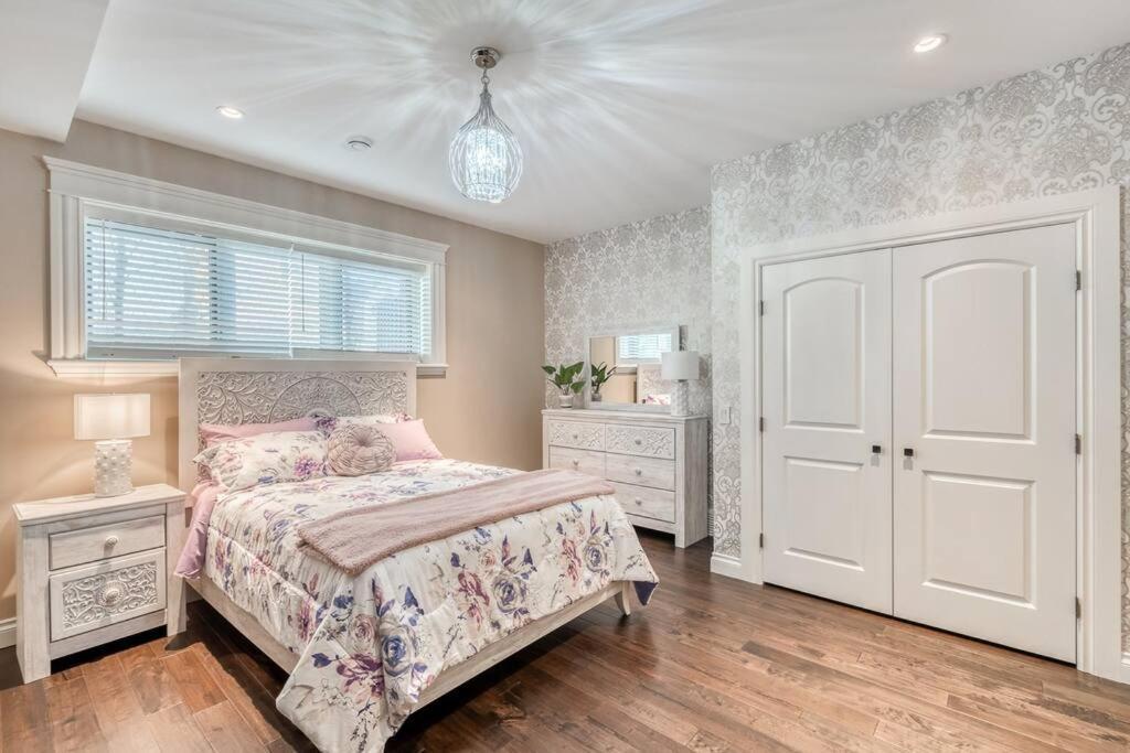 French Chateau W/Swim Spa & Theatre: 11,700 Sqft YYC Eksteriør billede