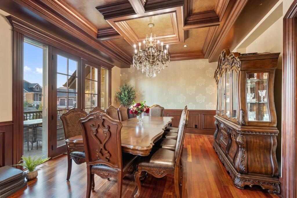 French Chateau W/Swim Spa & Theatre: 11,700 Sqft YYC Eksteriør billede