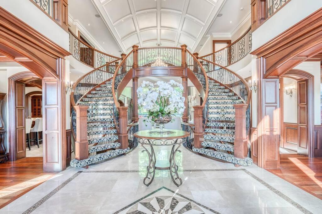 French Chateau W/Swim Spa & Theatre: 11,700 Sqft YYC Eksteriør billede