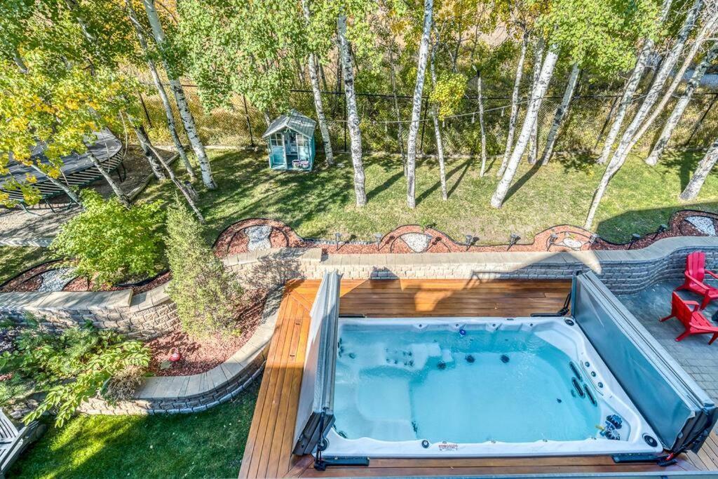 French Chateau W/Swim Spa & Theatre: 11,700 Sqft YYC Eksteriør billede